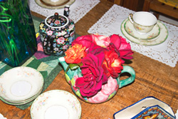 roseteapot.jpg (32905 bytes)